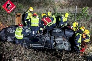 Cinco jóvenes y un hombre heridos en un accidente en Ondara: Dos muy graves tras quedar atrapados más de 3 horas