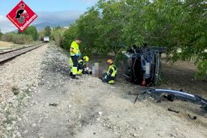 Un tren arrolla un coche en Agres (Alicante) y deja dos heridos