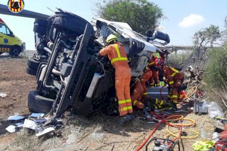 Tremendo rescate de más de cuatro horas para salvar a un camionero atrapado en la AP-7 en Sagunto