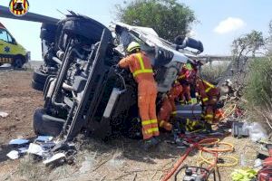 Tremendo rescate de más de cuatro horas para salvar a un camionero atrapado en la AP-7 en Sagunto