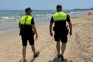 Un lladre despulla als banyistes de les seues pertinences i les llança a la mar a Sagunt