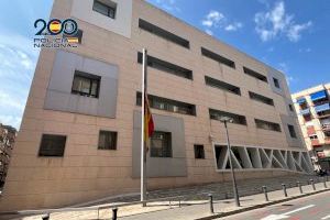 Escàndol en un hospital d'Alacant: Ajuda a un pacient a comprar-li unes sandàlies i li buida la targeta amb gasolina, perfums i sopars