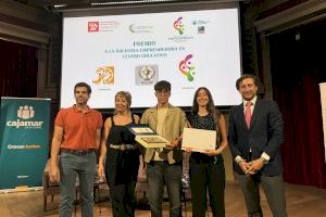 El IES La Melva de Elda recibe el premio otorgado por UECoE y Cajamar por fomentar el emprendimiento cooperativo en su alumnado