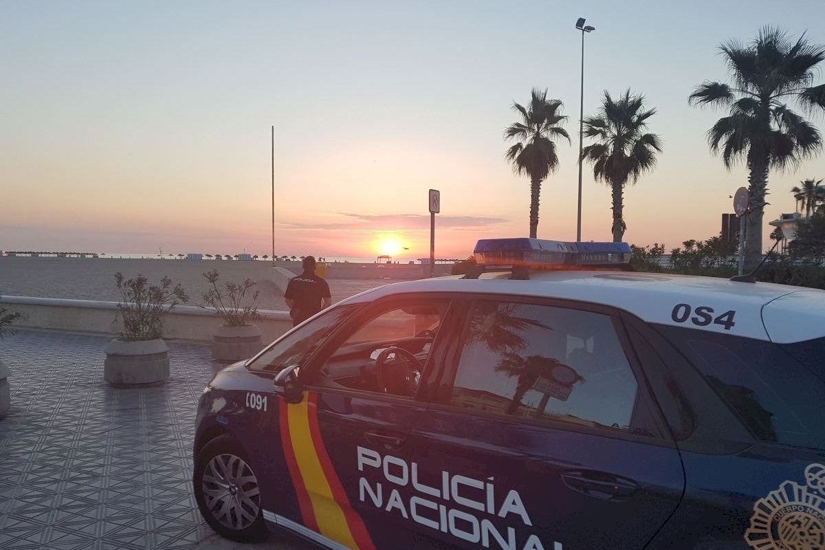 Un guardia civil sorprende a un hombre manoseando a una mujer inconsciente  en plena calle en Alicante