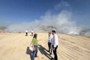 Toneladas de plástico y calor alargan la extinción del incendio del vertedero de Xixona