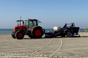 Hoy se han incorporado dos nuevas cribadoras para la limpieza de playas de Santa Pola