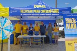 Turistes i veïns de Xàbia s'impliquen en l'acció “Reciclar per a ConserMar”