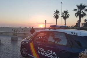 Un policía se tira al agua y salva la vida a un hombre flotando en la playa de Gandia