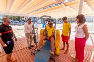 Benidorm incorpora en las Playas Accesibles una grúa para facilitar aún más el baño de personas con movilidad reducida