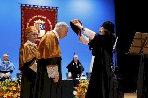 Los profesores Pedro Castro y Francisco Michavila, investidos doctores honoris causa por la Universidad de Alicante