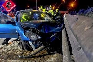 Aparatoso accidente en Elche: un hombre queda atrapado en su vehículo