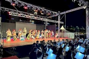 Sesenta instrumentos y cuarenta voces ofrecen el concierto “Echoes” en el centenario de las fiestas de la Virgen del Carmen de El Campello