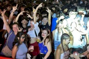 Cientos de jóvenes disfrutan de la primera sesión de la barraca popular con Dj de las fiestas de la Virgen del Carmen de El Campello