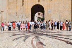 Elche se suma en un minuto de silencio a la condena del asesinato de una mujer en Alicante