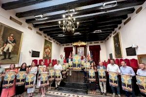 El cartel del taller Daroal anuncia las fiestas de Elche 2024 con el oratorio de la Mare de Déu como protagonista