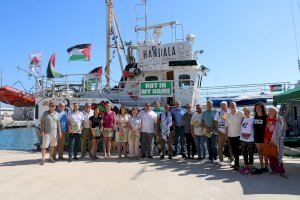 Alcaldes de la Marina Alta visitan el barco de ayuda humanitaria para Gaza atracado en el puerto de Dénia