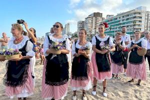 Ofrenda floral a los marineros con acompañamiento del Coro Rociero de la Asociación de Mayores y la colla Larraix en El Campello