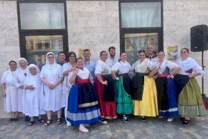 El Grup de danses La Xicalla de Catarroja baila a los mayores de la Residencia Ramon Pastor