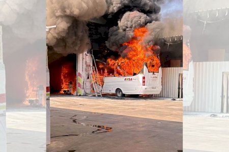 VIDEO | Un incendio en un autobús de AVSA de la Vall d'Uixó se extiende a las instalaciones de la empresa