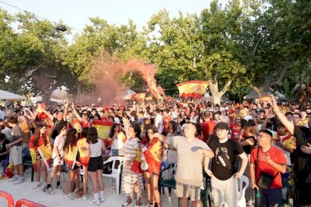 Centenares de personas vibran a la Glorieta de Ontinyent con la victoria de la selección española de fútbol