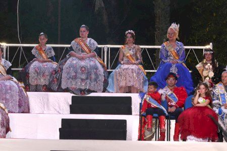La suerte del abanico convierte a Lucía Sánchez y Soraya Benítez en reinas de las fiestas de Novelda