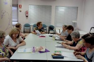 Els usuaris dels centres de convivència alzirenys participen als tallers de Tai chi i Txi-KÜNG