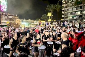 La pólvora y la música inundan las calles campelleras con el ‘correfocs’ de la Colla de Dimonis