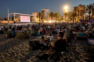 La playa de Gandia continúa el ciclo de ‘Cine en el Mar’ con la proyección ayer de ‘Super Mario Bros’