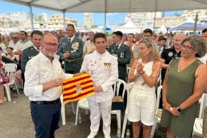 El Campello dona al patrullero Formentor dos banderas