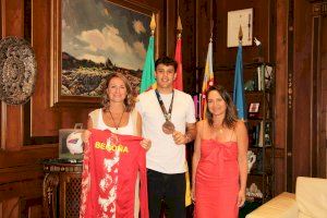 L'alcaldessa Begoña Carrasco rep a l'atleta Kevin Sánchez del CA d'Atletisme Facsa Platges de Castelló