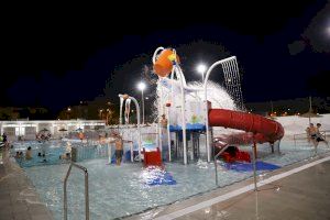 Vuelven las noches refrescantes en la piscina de verano de Paterna los próximos viernes del mes de julio