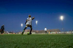 El campo de fútbol municipal de Pinedo ya dispone de unas nuevas luminarias que mejoran la eficiencia energética en un 30%