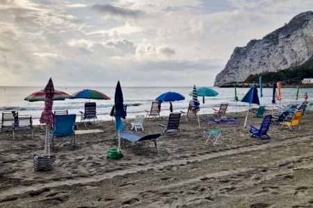 Calp multará la instalación de sombrillas y hamacas en las playas antes de las 9:30 horas