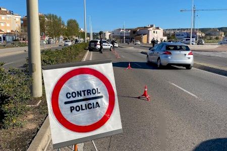 La Policía Local de Xàbia precinta cuatro turismos por ejercer de “taxi pirata” en la primera quincena de julio