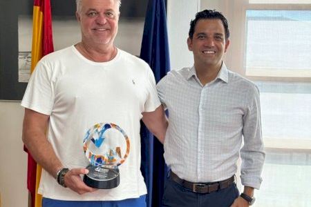 El Alcalde Sagredo recibe al paternero Vicente Olmos tras ser nombrado Embajador del Reciclado de Plásticos 2024 de Europa