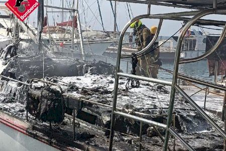 Esglai en el Port Esportiu de Torrevieja: un incendi arrasa un vaixell d'esbarjo