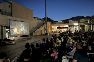 El público infantil disfrutó de la película “Momias” en la plaza del Sol de La Nucía