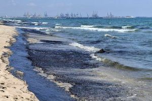 Retiran 1 kilómetro de fuel de las playas afectadas en Valencia por la marea negra