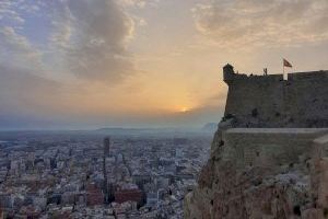 La ola de calor irrumpe con un jueves tórrido en la Comunitat Valenciana acompañado de polvo en suspensión y posibilidad de tormentas secas