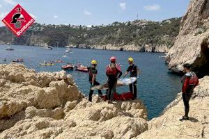 Herida una joven en Xàbia tras lanzarse desde 4 metros al mar en una zona rocosa