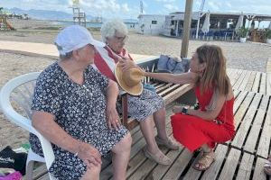 Los mayores de la residencia municipal de Almassora disfrutan del mar