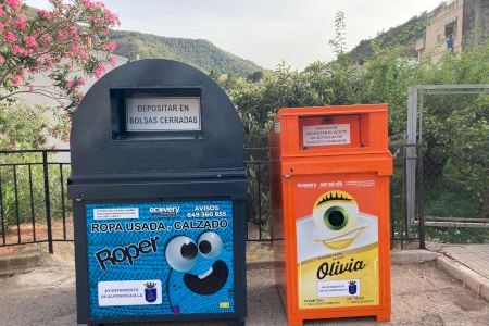 Alfondeguilla instala dos contenedores para fomentar el reciclaje de ropa, calzado y aceite doméstico usado