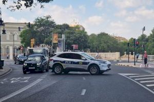 Muerde a su pareja en mitad de la autovía en Valencia y le obliga a acelerar para tener un accidente