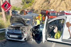 Dos personas rescatadas en un accidente de tráfico tras un brutal choque entre Callosa d'En Sarrià y Bolulla