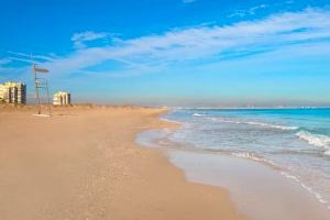 Reabren las playas afectadas por la marea negra de Valencia pero siguen en bandera roja