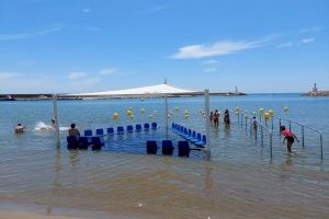 El ayuntamiento de La Pobla de Farnals denuncia que la Generalitat no ha instalado la zona de baño accesible en la playa Pobla Marina