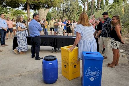 El Ayuntamiento de Villajoyosa reparte contenedores de recogida selectiva a las compañías festeras