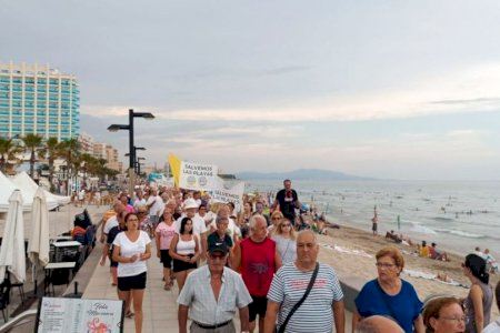 Oropesa se suma a la defensa del litoral amb una cadena humana a la platja Morro de Gos i preveu més protestes