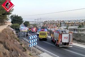 Rescatan a dos atrapados al chocar dos coches en un accidente en Algorfa (Alicante)