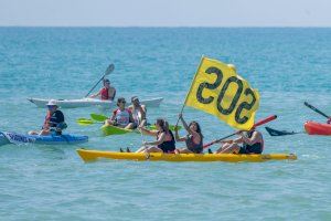 Cadena humana y travesía de kayaks en Nules para pedir que se salven las playas